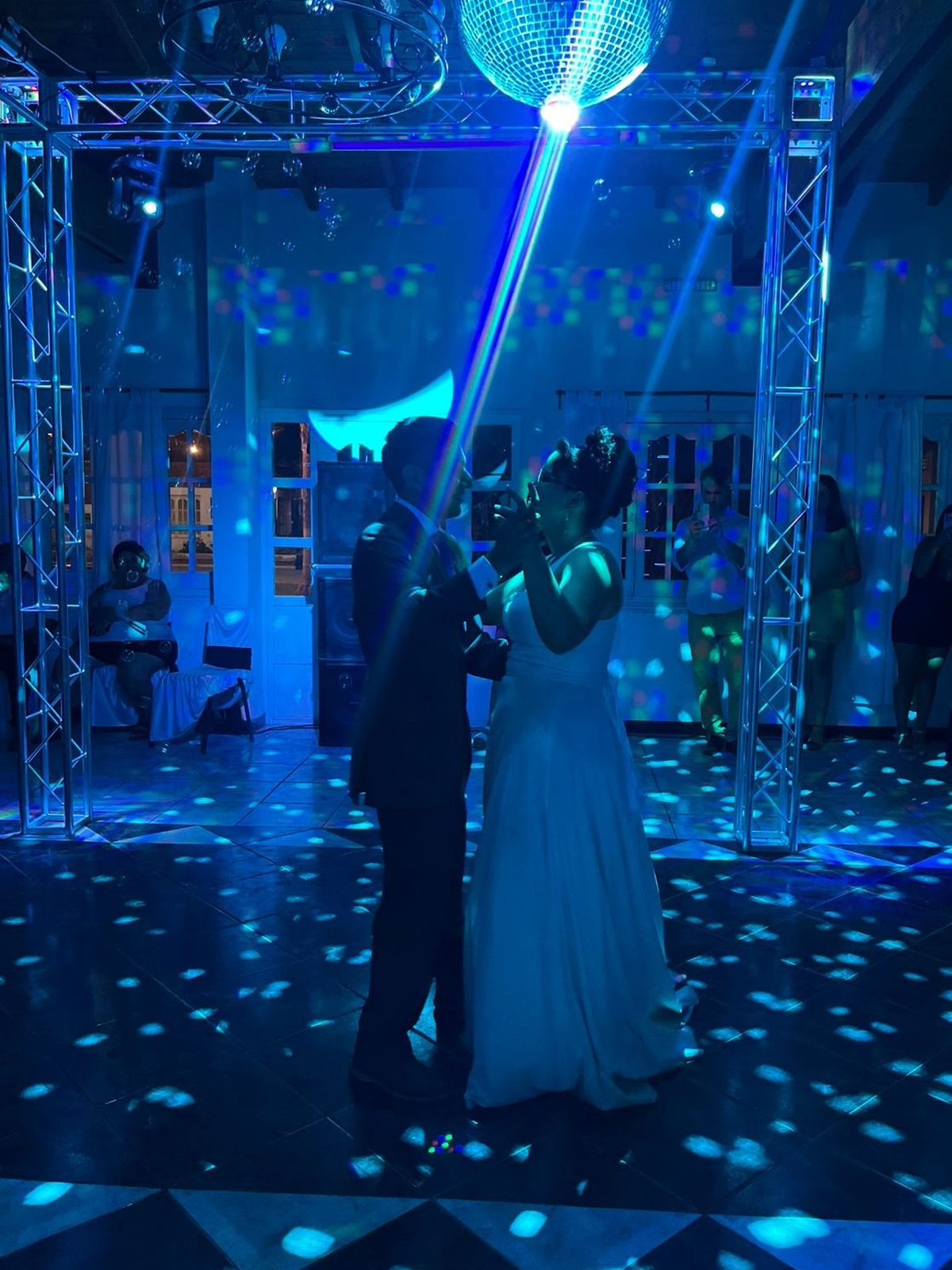 Primer baile de los novios bajo la iluminación azul de una fiesta producida por Top Dj Group en Mendoza