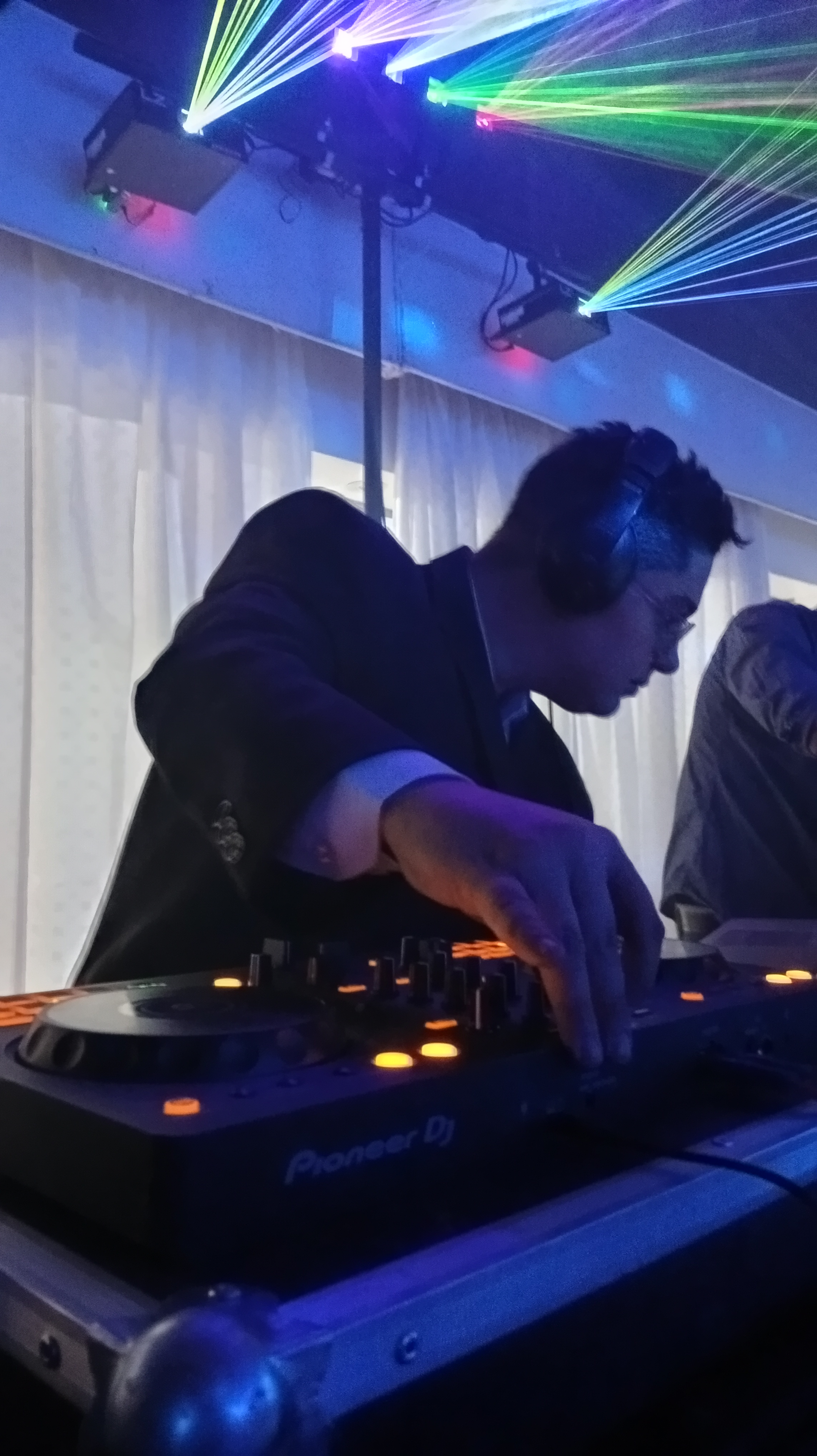 DJ profesional en evento